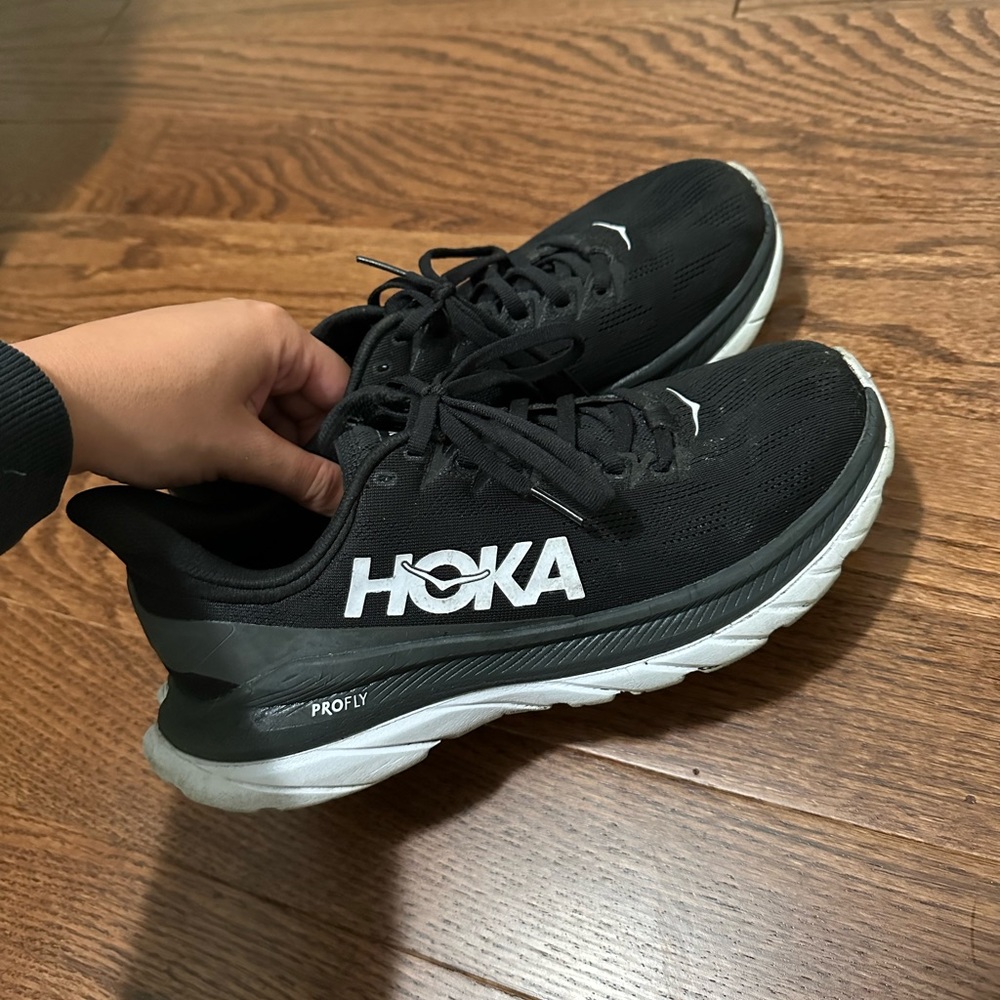 Size 8 women’s pro fly hoka!
